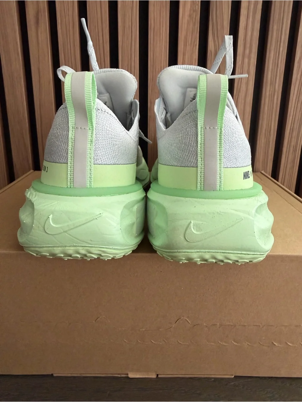 Nike Women’s 7.5 ZoomX Invincible Run 3 - Picture 2 of 8